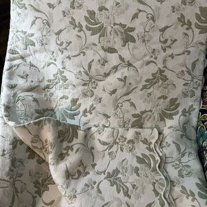 King size green and cream quilt